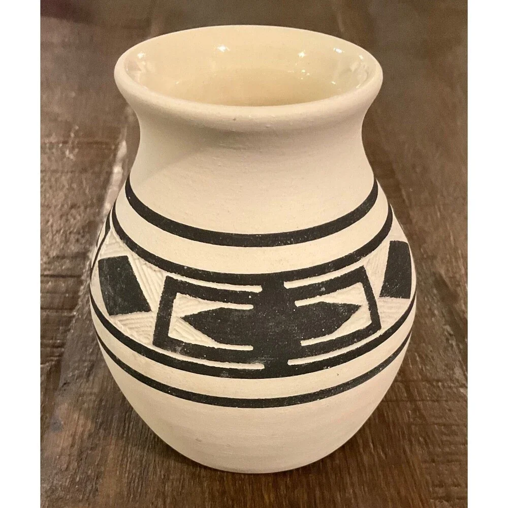 Vintage Wheel Thrown Vase by Gerald Black Tail Deer Sioux Pottery 3.8